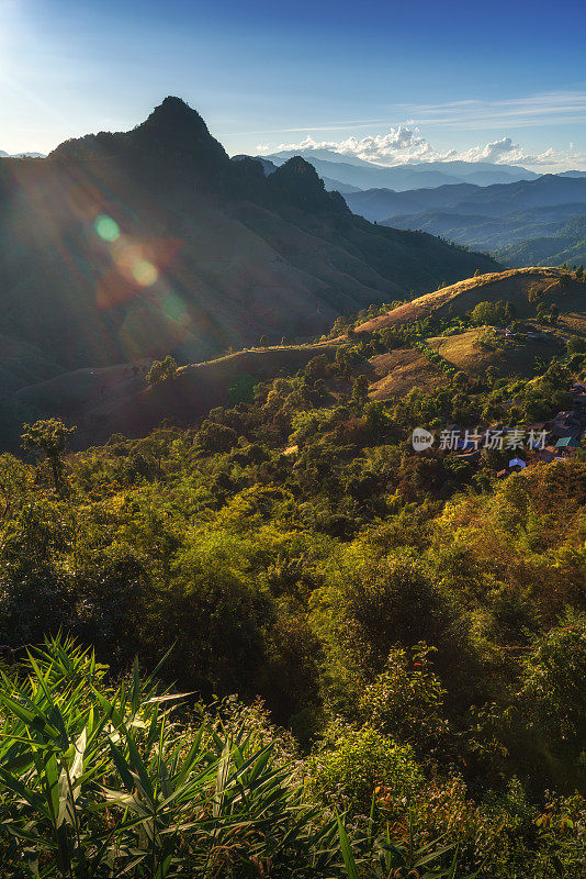 美丽的山景在傍晚附近的Ban Jabo村，泰国Mae Hong Son。